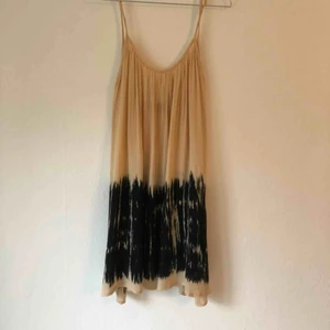  - Batikmönstraklänning från Topshop. Aldrig använda av mig. Köpt på tradera. 