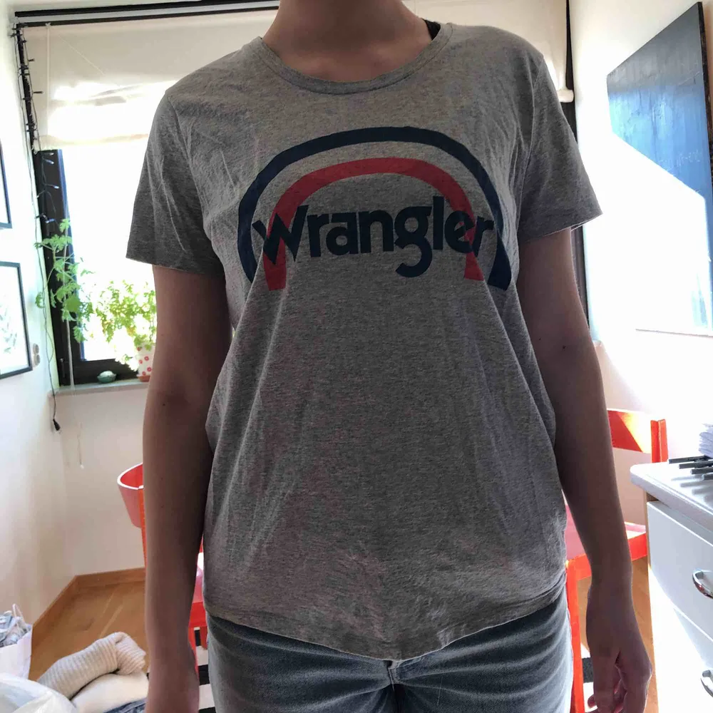 Grå Wrangler t-shirt som bara är använd ett fåtal gånger. Kan passa folk som har storlek S också. Pris kan diskuteras.  . T-shirts.