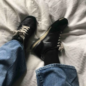  - Skitsnygga sneakers från märket Blauer, strl 40 men passar även 39 skulle jag säga. massa fina detaljer m glitter o sammet🌺