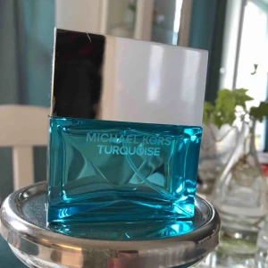  - Parfym från Michael Kors , endast anv ett par ggr! 
