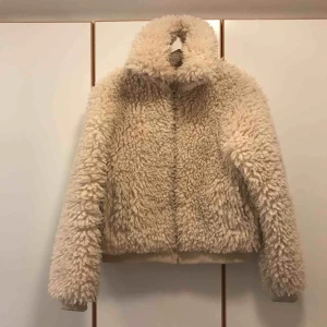 Puff jacka (Teddy) - Jacka från bikbok, perfekt till våren med silver detaljer