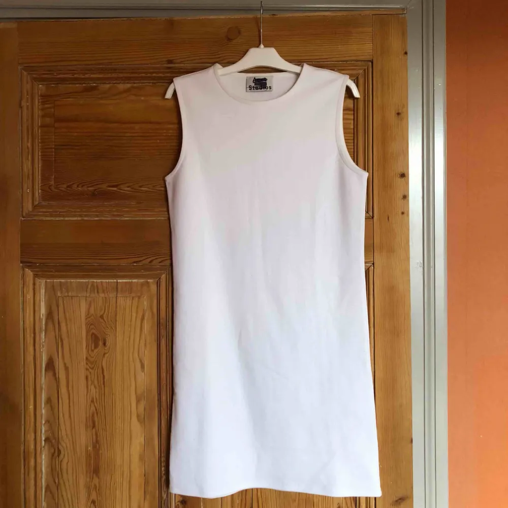 Tight and clean cut white sample dress from Acne Studios.  10/10 cond . Klänningar.