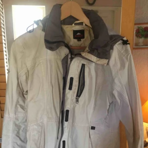  - McKinley vind/vår/höst jacka Väl använd men i perfekt skick och inga trasiga delar eller så. Tar endast emot seriösa bud och löparen står för frakt!