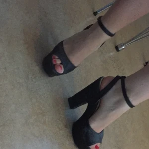  - Svarta klackar från Nelly. Använda ca 1-2 ggr. Hög klack men väldigt bekväma! 