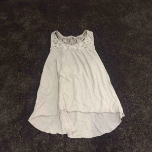  - En grå spets linne! öparen betalar frakten :) betalas med swish