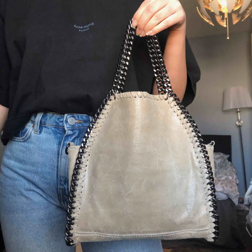 Snyggaste väskan! Stella McCartney inspirerad, köpt på Chiquelle för 899kr, avtagbart axelremsband(kedja) och den har två små fack i sig varav ett med dragkedja, väskan i sig kan man även stänga med dragkedja, i jättebra skick!. Väskor.