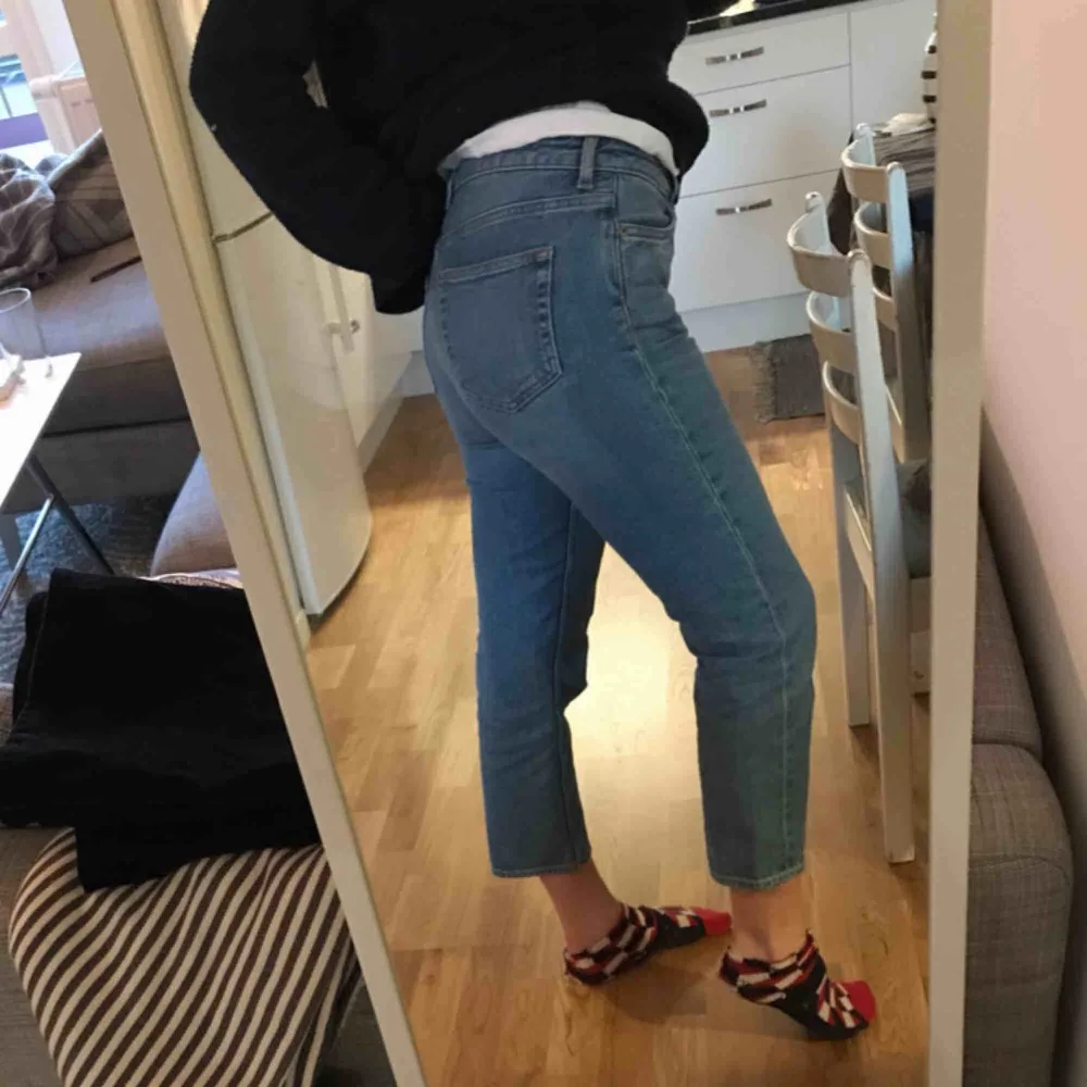 Fina jeans från weekday perfekt till sommaren/våren!!!! Tycker tyvärr de blivit lite för korta för mig (är 168 cm). Storlek 26 men jag på bilden har vanligtvis 27 och de funkar på mig med✨✨✨Frakt ingår✨✨✨✨. Jeans & Byxor.