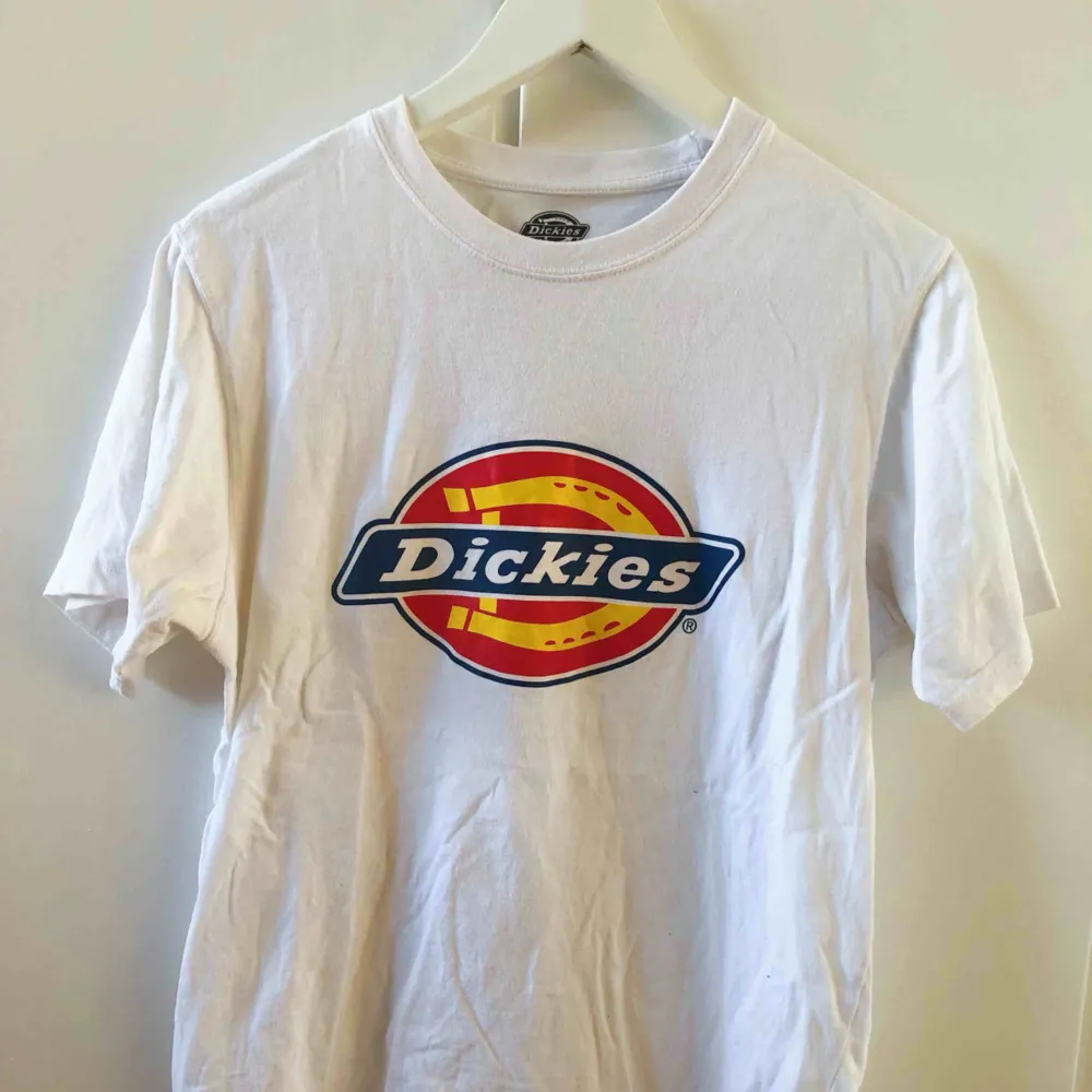 En vit Dickies t-shirt i fint skick. Inte använd många gånger, ordinarie pris 199kr säljes för 80kr😊. T-shirts.