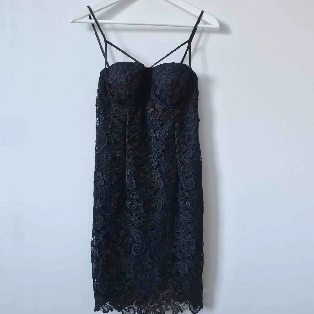 Jätte snygg mörkblå klänning med svart spets🖤 Möts upp i Gävle eller fraktar denna för 54kr. Klänningar.