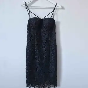 Jätte snygg mörkblå klänning med svart spets🖤 Möts upp i Gävle eller fraktar denna för 54kr