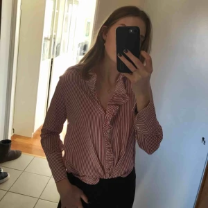  - Sååå fin blus från Zara i storlek XS!! Skriv för fler bilder✨✨ köparen står för frakten❤️