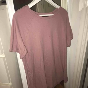  - Snygg klänning från bikbok med väääärldens skönaste material! Kan funka som en kortare klänning eller en oversized tshirt!