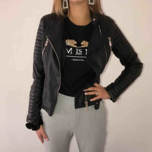  - Skinnjacka från chiquelle, använd ett fåtal gånger! Frakt ingår