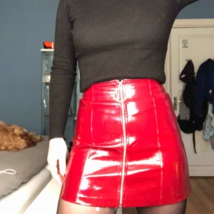  - Skitsnygg lackkjol, aldrig använd pga fel storlek 😭😭😭