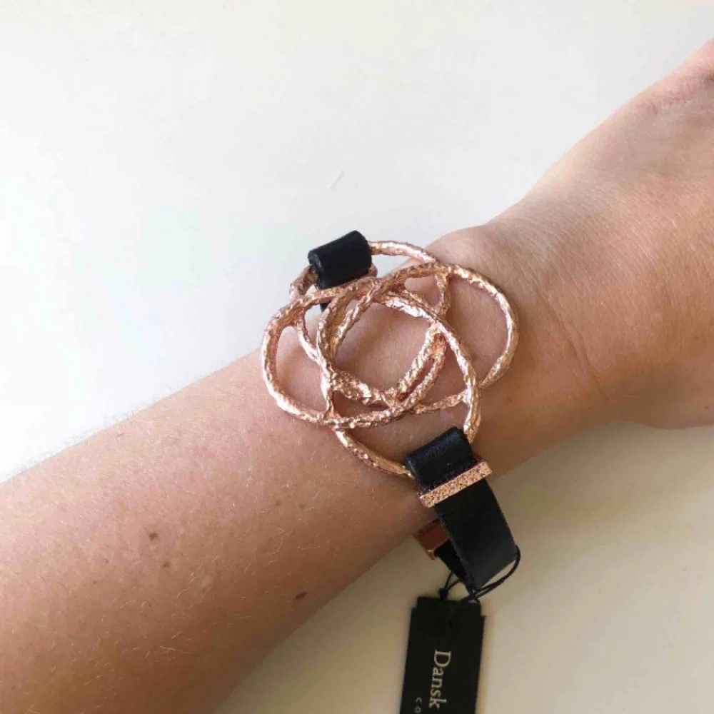 Dansk smykkekunst Copenhagen - guld armband med läger band (vet ej om äkta) - säljer endast pga för smal handled...  - helt ny. Accessoarer.