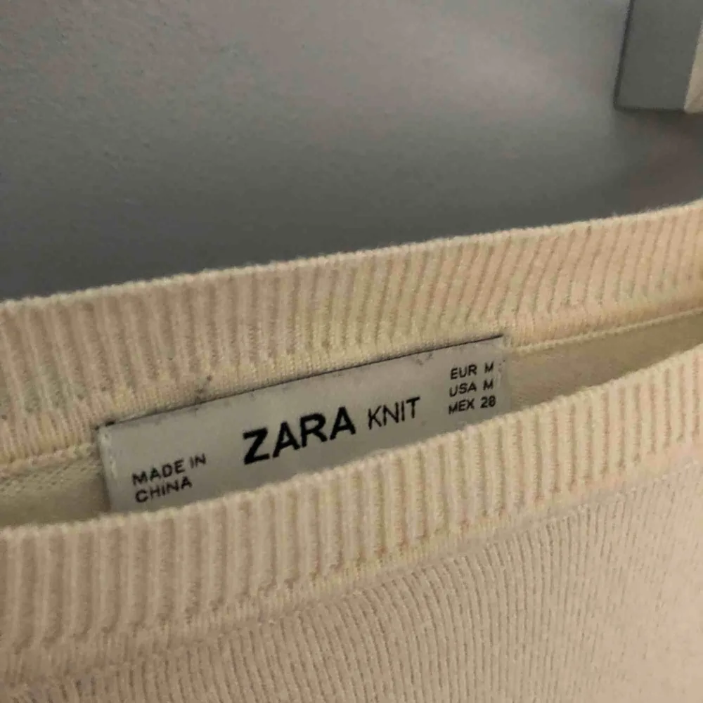 Jättefin vit tröja från Zara. Väldigt liten i storleken så passar mig som är XS. Köparen står för frakt 💓. Toppar.