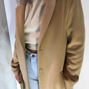  - Säljer min ursnygga kappa i beige/brun från h&m. Jag är 165 och på mig går den nedanför knäna. Kan mötas upp i Trollhättan men kan också frakta då köparen står för betalningen.