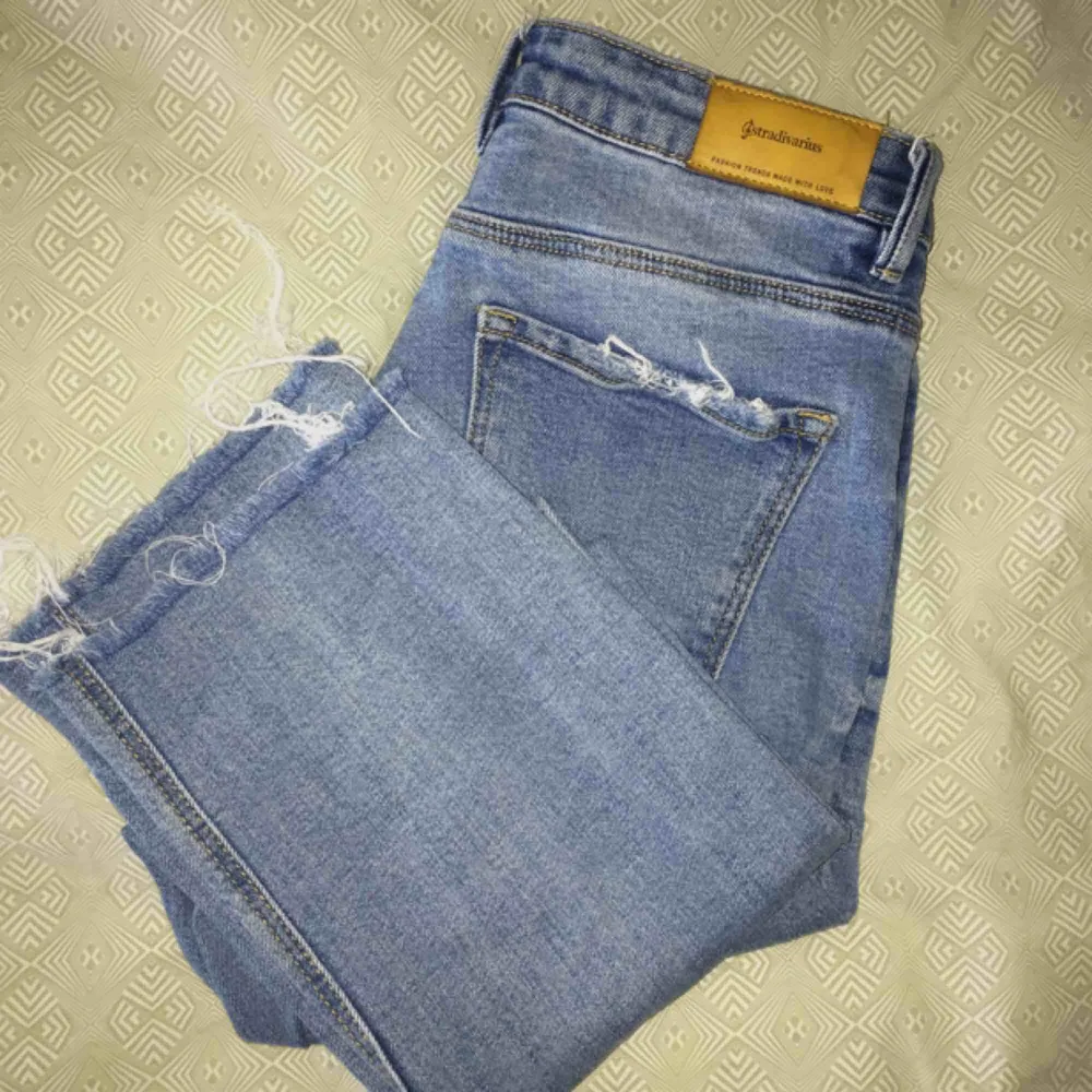 Jättefina ankellånga jeans med slitningar längst ned från stradivarius.  Bra skick då dem är helt oanvända. 💓 kan mötas upp i Karlstad eller skicka på posten, frakt tillkommer:)). Jeans & Byxor.