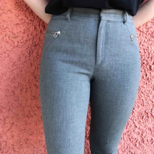  - Supersnygga gråa byxor från Zara! Tycker att de känns som kostymbyxor. Lite coola dragkedjedetaljer! Säljes på grund av att jag har ett till likande par. 🌸 Kan fraktas, betalning sker via Swish! ✨