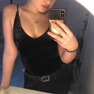  - En svart supersnygg sammets body! Använd fåtal gånger och ni betalar frakten som vanligt!