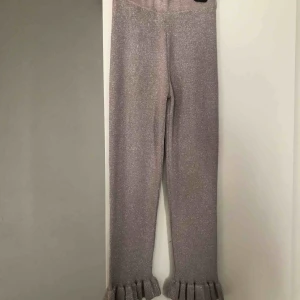  - Byxor i ljusrosa färg med glittertrådar i silver. Nya från HM Trend. 