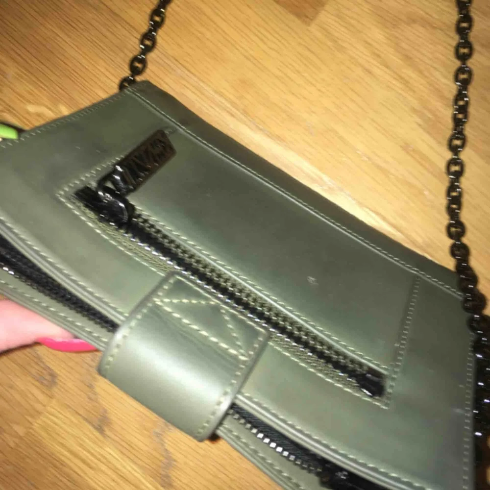 Crossbody väska i militärgrönt, inköpt på NK för ca 2 år sedan och är en väldigt sällsynt färg. Modellen heter kalifornia  . Accessoarer.