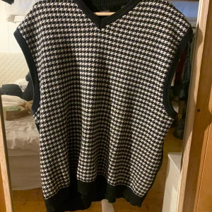 Stickad väst✨  - Ca 1 år gammal, använd 1 gång !! Ny skick !! STRL XL. kan självklart användas som oversized✨ från Kappahl 