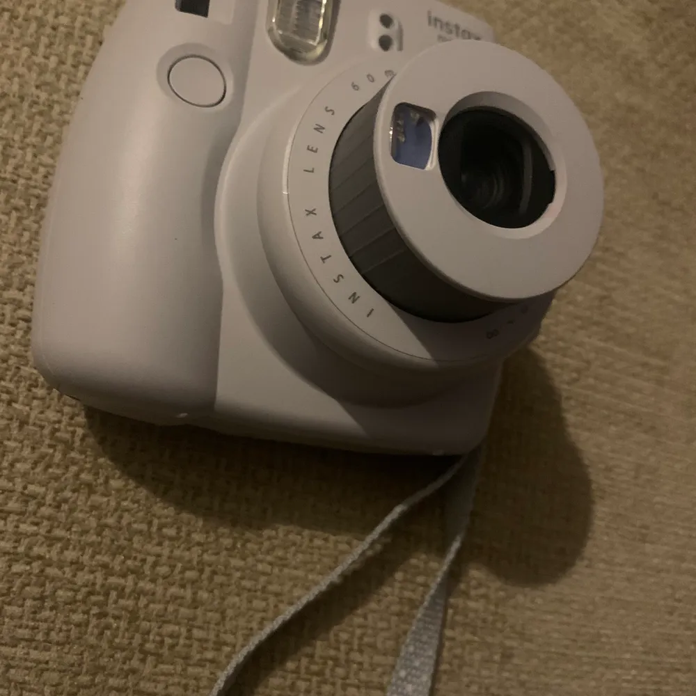 Instax mini 9. Köpte den för ett tag sen men har ej använt den någon gång så den ska fungera finfint. Finns inga skador. Pris kan diskuteras vid snabb affär. . Övrigt.