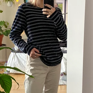 Randig tröja - Säljer denna supersköna, ribbade tröjan i storlek L! Jag (Lovisa) är 160cm, och denna tröja sitter lite oversized på mig. På bilderna är tröjan instoppad, men den är egentligen lite längre på mig. Superbekväm!! kommer ej ihåg ordinariepris, men säljer för 40kr + frakt🙌🏼  skriv för mer info/bilder/frågor❣️
