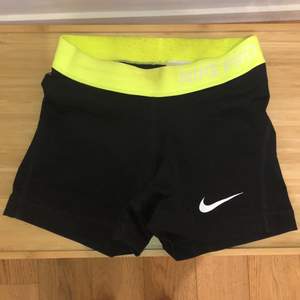 Nike träningsshorts som är i använt skick. Säljer dessa pga att de är för små. Strlk XS, pris: 50kr. 