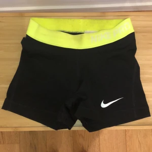 Träningsshorts - Nike träningsshorts som är i använt skick. Säljer dessa pga att de är för små. Strlk XS, pris: 50kr. 