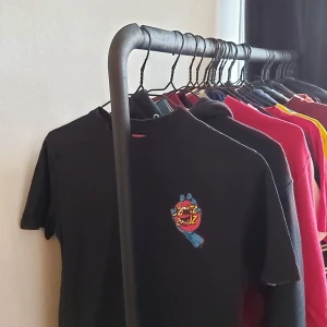 Santa Cruz t shirt  - Svart Santa Cruz t shirt som har ett litet tryck på framsidan och så har den ett stort tryck på baksidan. Nypris var 350 kr. Skriv för mer bilder.💕💕