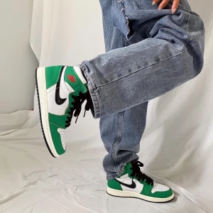 Air Jordan 1 High OG Lucky Green 🍀💚 - Nike AJ1 Helt nya och oanvända, endast utdragna för bild! Kvitto finns och självklart är de äkta. Pris: 2399kr                         Har du några frågor eller vill ha fler bilder är det bara skriva privat till mig 🍀🍀 (lånade bilder, exakt samma skor sjävklart) Extra laces följer med (grön/röd) ❤️💚🖤