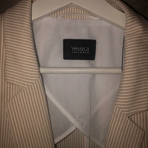 Kavaj beige/vit - Köpte i Tyskland slutade gilla den, oversized kavaj i storlek L super fin kan stylas med väldigt mycket, kostade 500 men köpte för 450 knappast andvändt den iaf tvättad efter jag andvände den! Bekväm som fan också! Kan leverera men det kommer ingå då.