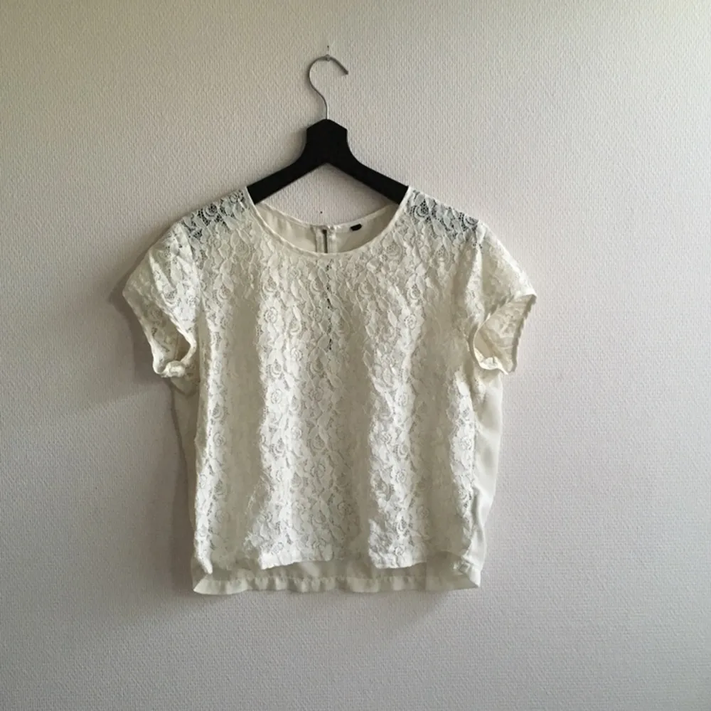 Något kortare t-shirt i spets från H&M. Genomskinligt material i ryggen samt en dragkedja. Passar XS/S. 

Fraktar eller möts upp i Stockholm/norrort.. T-shirts.