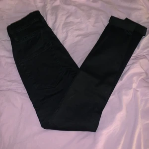Svarta jeans - Ett par svarta jeans från lager 157, väldigt underskattad butik. Superskönt jeans som sitter som ett smäck, säljer pga fel storlek.