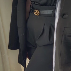 Gucci Marmont Bälte strl 75 - Gucci marmont bälte i storlek 75, inköpt 2018 och använt max 5 gånger. Jättefint skick, ser ut som nytt! Allt på bild 2 medföljer, finns även kvitto och orderbekräftelse! Kolla på gucci hemsida för storlekreferens. Skickas med PostNord samma dag!