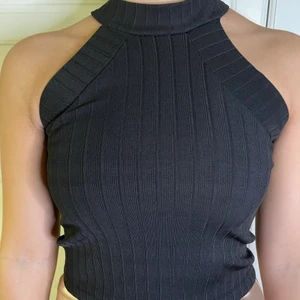 Topp - En svart enkel topp som passar till mycket! Storlek XS från missay! Minst 50kr+frakt!