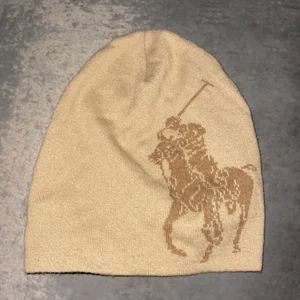 Ralph Lauren mössa (äkta) - Superskön mössa från RL, självklart är den äkta, mössan är som ny då jag nästan aldrig använt den. Priset kan diskuteras vid snabb affär! 