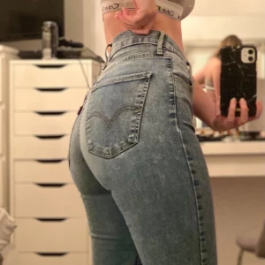 Mile high Super skinny - Levi’s jeans - Super snygga skinnyjeans från Levis i en stentvättad blå färg. Väldigt bekväma och grym passform❤️ (jag är 160cm och viker upp benen då dessa jeans är någorlunda för långa för mig). Säljer pga att de inte kommer till användning längre. Nypris: ca1000kr🥰