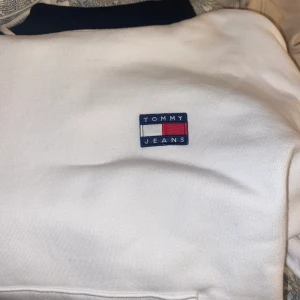Tommy hilfiger hoodie - Vit Tommy hilfiger hoodie, knappt använd och super snygg! (Sista bild lånad)