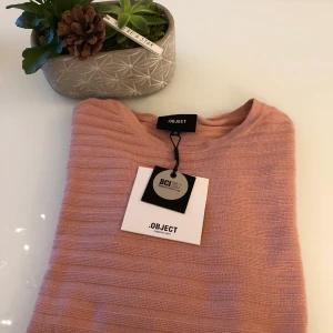 Helt ny tröja vid 3/4 arm från Object 🌷 -  •Storlek Xs •Material: 100% bomull •Färg: Puderrosa •Väldigt skön och trendig passform •Lapparna finns kvar •Nypris 300 kr. Säljer för 150 kr 🚫Djurfritt och rökfritt hem 📍Kan mötes upp i Mölnlycke 📬Kan skickas mot fraktkostnad (48 kr)