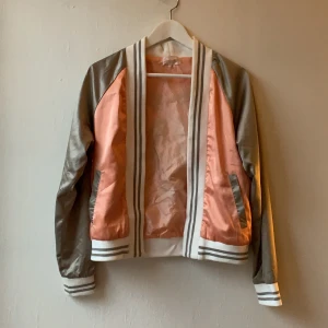 Jacka  - En tunn jacka med blommor på ryggen. Ordinarepris 249kr säljes för 50kr+ frakt. Storlek 38