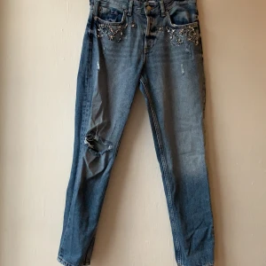 Boyfriend low waist jeans - Jeans med paljetter och slitningar från h&m. Ordinarepris 299kr säljes för 50kr+frakt. Storlek 36