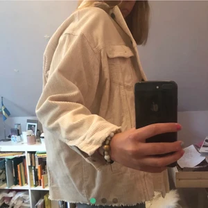 ZARA manchesterjacka  - Säljer fin beige manchesterjacka från ZARA, använd 2 ggr, storlek stor M