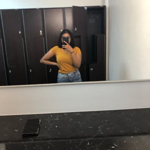 Mörkgul basic tshirt - Figurnära tshirt