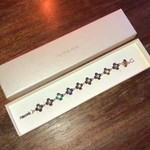 Armband från Lily and Rose  - Jättegulligt armband från Lily and Rose. Aldrig använt förutom på bilden. Bjuder på frakten 🌟