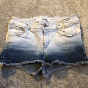 jeansshorts - jättefina multifärgade jeansshorts har blivit för små och säljs därför billigt💛 20kr +frakt 