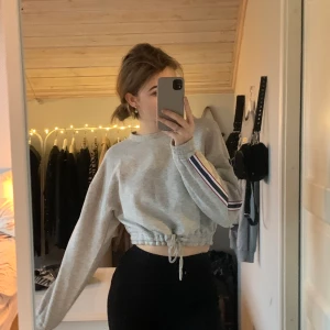 Tränings tröja med knyt i midjan - Från soc, använd fåtal ggr och i strl, s. Utmärkt skick.