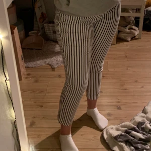 Randiga byxor  - Blå vit randiga byxor. Super stretchiga i materialet och super sköna. Tyvärr lite stora för mig... Storlek 44